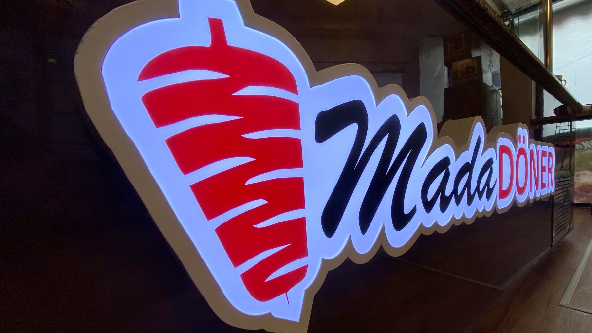 Strahlendes Mada Döner Logo